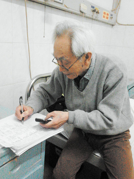 杜修源老人埋頭寫(xiě)著特殊的“日記”。 李卓 攝