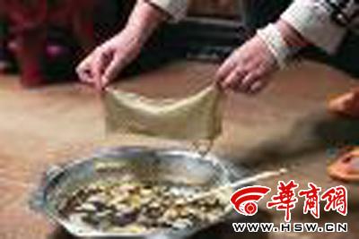 　　昨日，店方讓顧客觀看該火鍋制作時(shí)的監(jiān)控錄像本組圖片由本報(bào)記者黃利健攝
