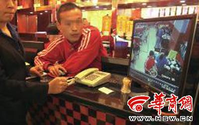 昨日，李女士展示從火鍋店抱回的火鍋，內(nèi)有濕巾