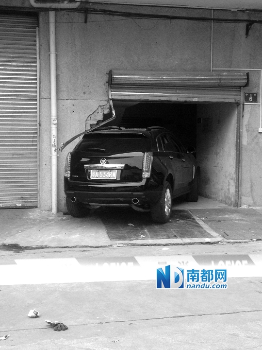 　昨日，凱迪拉克撞人后停在一倉庫門口，車后有一攤血跡。 南都記者陳杰生攝