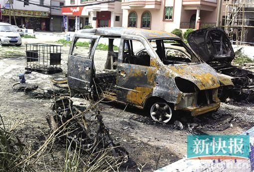 涉事面包車燒剩鐵殼。