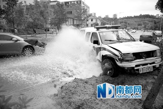 昨日，龍華金龍路，男子開走警車，后撞上消防栓停下，警車車頭受損。