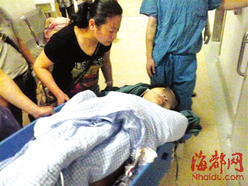 鄭老師被刺傷后，被急送至市二醫(yī)院治療