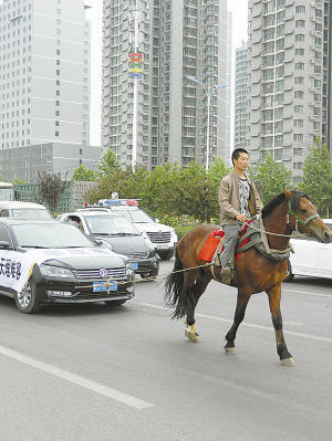 　馬拉汽車引人關(guān)注。