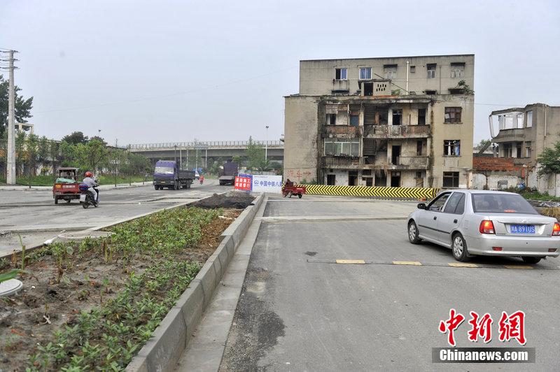 成都最牛釘子戶(hù)“腰斬”公路