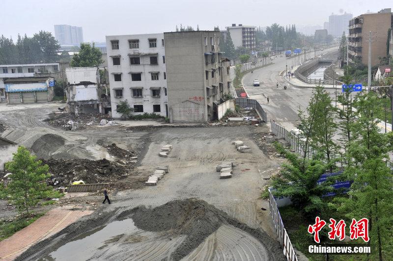 成都最牛釘子戶(hù)“腰斬”公路
