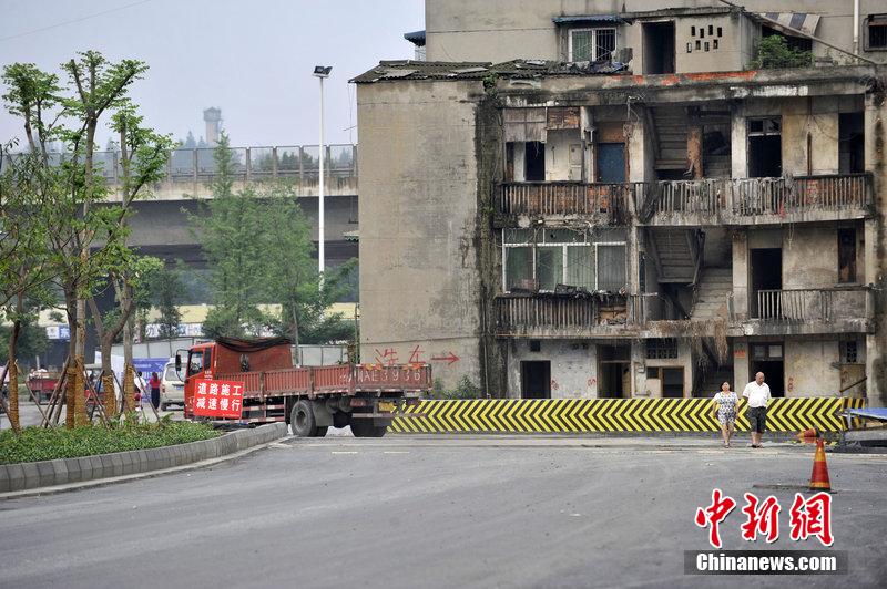 成都最牛釘子戶(hù)“腰斬”公路