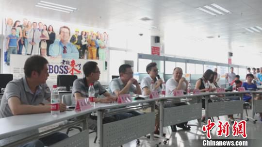 　招聘會(huì)現(xiàn)場(chǎng)，用人單位老板一字排開，與求職者面對(duì)面交流　李超慶　攝