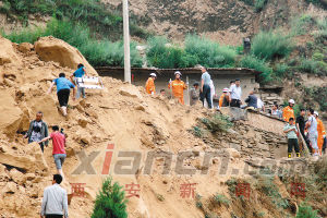 昨日，公安、消防人員在事故現(xiàn)場搜救