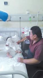 伏登順與女兒在一起。