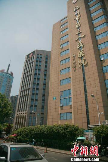事發(fā)的醫(yī)院門(mén)口。 李晨韻 攝