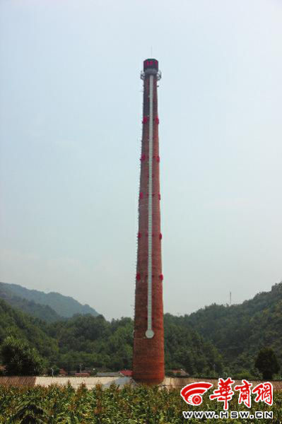 昨日中午，68米高的“溫度計”最上端，顯示著實時溫度