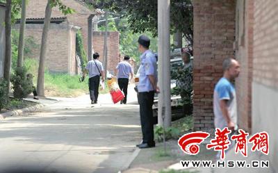昨日，西安市閻良區(qū)譚家村，警方在事發(fā)的孫某家里勘查現(xiàn)場(chǎng)后，將提取的物證帶走 記者 黃利健 攝