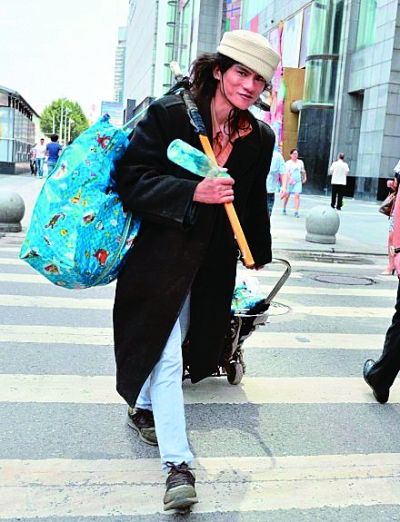 在武廣附近拍攝到的拾荒男。