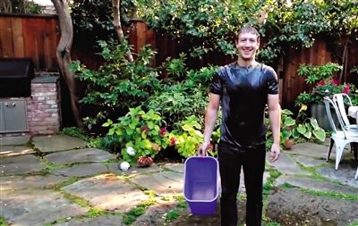 8月13日，F(xiàn)acebook CEO扎克伯格應(yīng)新澤西州州長挑戰(zhàn)將一桶冰水從自己頭上淋下，他表示所做的一切都是為了慈善，并挑戰(zhàn)比爾·蓋茨。