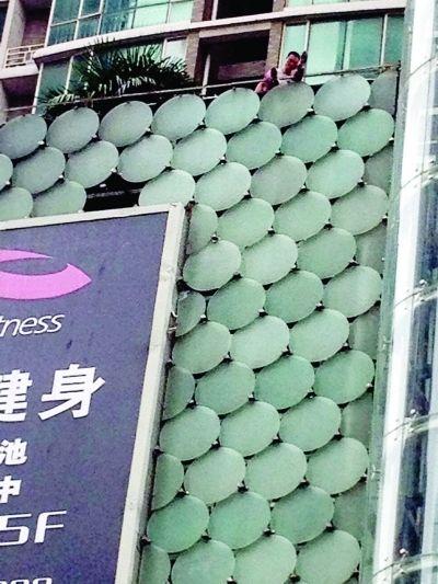 環(huán)亞廣場(chǎng)5樓露臺(tái)上，有一男子揚(yáng)言跳樓。