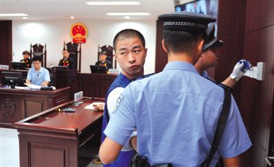 宣判后，馬凱被帶出法庭時(shí)，沖著旁聽席上的姐姐喊道：“照顧好媽”。