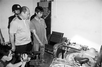 今年8月，我國內(nèi)地發(fā)生多起單身女性乘坐“黑車”后慘遭車主殺害的案件，被網(wǎng)友稱為“黑色8月”。
