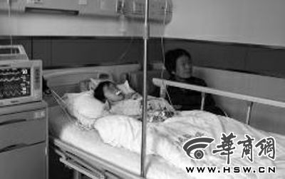 昨日下午，在延長縣醫(yī)院，外婆守在5歲的黑鈺雅病床前