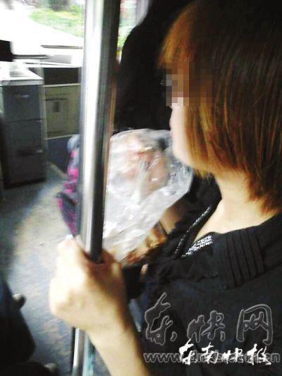 擁擠的公交車內(nèi)，這位姑娘正在嚼螃蟹網(wǎng)友供圖