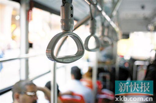 ■公交車上的拉環(huán)只是用來扶手的。新快報攝影記者祝賀/攝