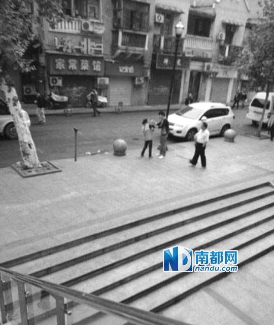 10月18日，武漢一男子抓住環(huán)衛(wèi)工打耳光。