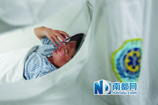 19日，北大深圳醫(yī)院，透過被撕破的工作服，急診科醫(yī)護(hù)人員申洪濤身體多處被醉酒男子抓傷。