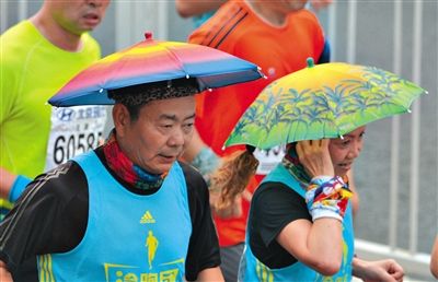 兩名戴著傘帽的參賽者正在參加比賽。