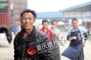 唐再海因?yàn)槠つw黝黑，工友們都打趣地稱呼他為“非洲人”。