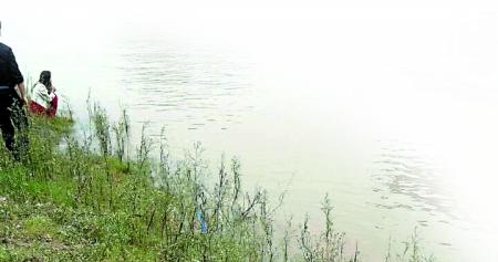 涉事男子和前女友,呆滯地望著滾滾江水。 田女士供圖