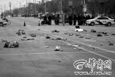 2014年1月6日，在蒲城縣迎賓路，警方在案發(fā)現(xiàn)場路面劃分了86個方格，提取現(xiàn)場遺留爆炸物品進行取證