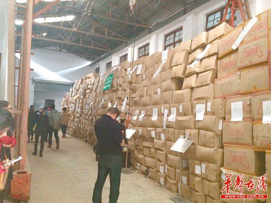 11月5日，執(zhí)法人員清理出來的假安全套把上千平方米的倉庫堆得滿滿的。