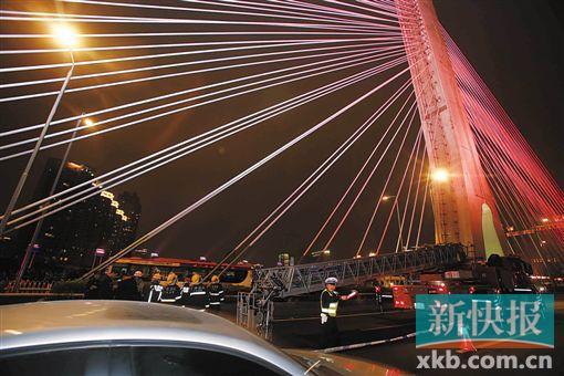 昨日深夜，橋上東側(cè)空出兩條車道用來救援。