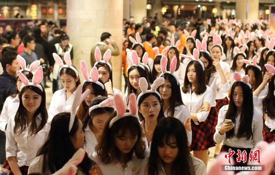 11月11日晚，一百位統(tǒng)一打扮的“兔女郎”現身南京新街口，逛街看電影玩快閃，走到哪里都被圍觀。