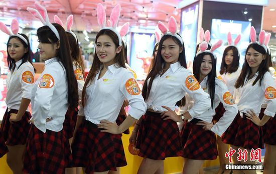 11月11日晚，一百位統(tǒng)一打扮的“兔女郎”現身南京新街口，逛街看電影玩快閃，走到哪里都被圍觀。