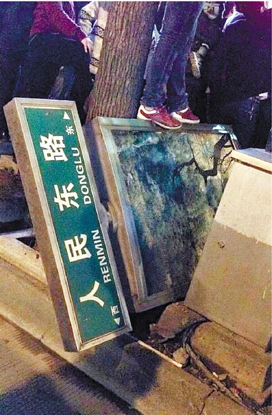 路牌都踩翻，還有人上了樹(shù)，城管不出手，也確實(shí)不大合適。