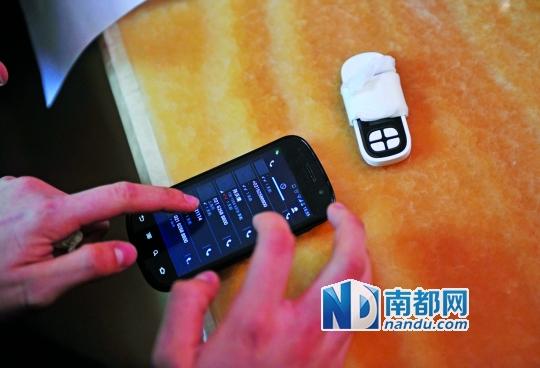 一個(gè)號(hào)碼為021-62588800的電話自稱上海靜安區(qū)公安分局，騙走了小程148萬。記者 梁煒培 攝