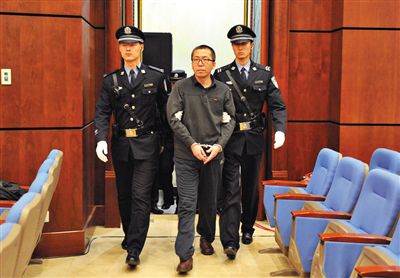 楊秀宇被帶入法庭。昨日，楊秀宇及女下屬盧梅因非法經(jīng)營罪獲刑4年、一年半并處罰金。