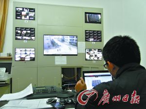 監(jiān)控室就可以看到男生宿舍樓的情況。