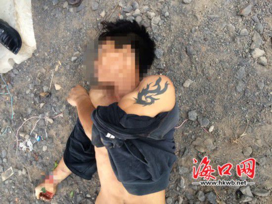 死亡的男子，左手手臂上有紋身