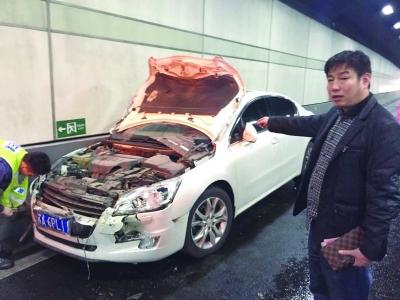 白色標致車車頭嚴重損毀。