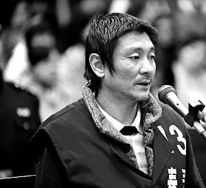 庭審時，鄭東稱自己想隨女兒一起去，請求法院判他死刑立即執(zhí)行
