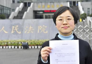 12月3日，起訴代理人出示公訴書。