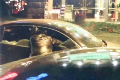 一警察試圖讓汽車停下。