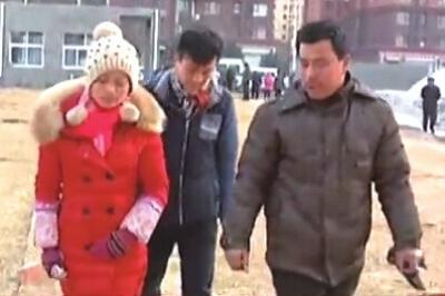 “失蹤”后又回家的越南新娘小吳(左)和家人到警方報(bào)案。視頻截圖