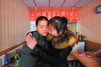 何女士找到了兒子小新后，把兒子緊緊抱在懷里。京華時報記者趙思衡攝