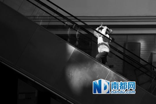 12月12日上午，正佳廣場內(nèi)，任淘淘在扶梯上奔跑玩耍。