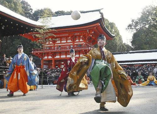 京都市左京區(qū)的下鴨神社舉行新年例行活動(dòng)“蹴鞠”。