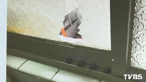 婦人家的窗戶被打出大洞。圖自TVBS網站