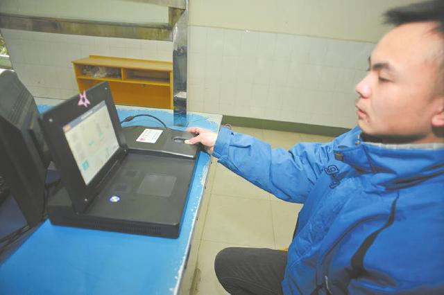 高考報(bào)名錄入指紋開始執(zhí)行,在校生由學(xué)校統(tǒng)一錄入。